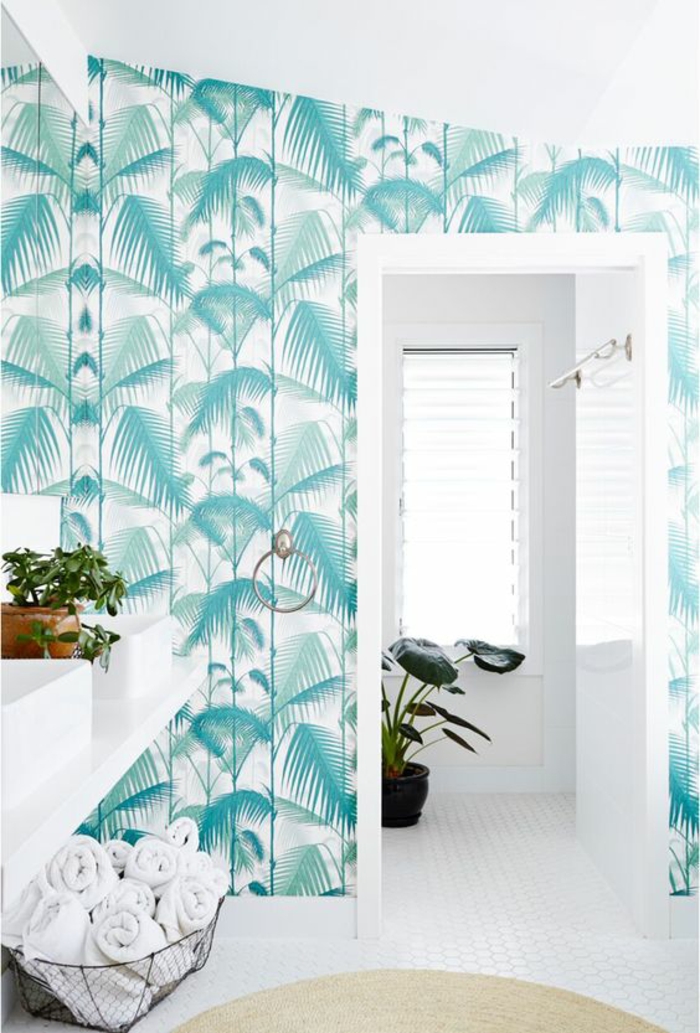 décoration-murale-salle-de-bains-blanche-papier-peint-palmier