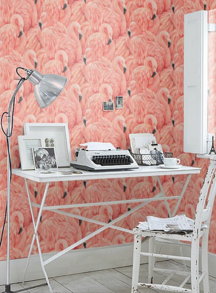 espace-bureau-girly-déco-blanc-et-rose-papier-peint-mural-flamant