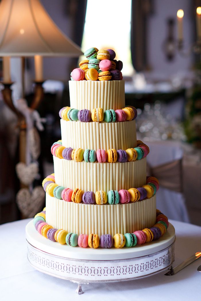 macarons colorés pour decorer un gateau à plusieurs étages, gâteau de mariage simple et original