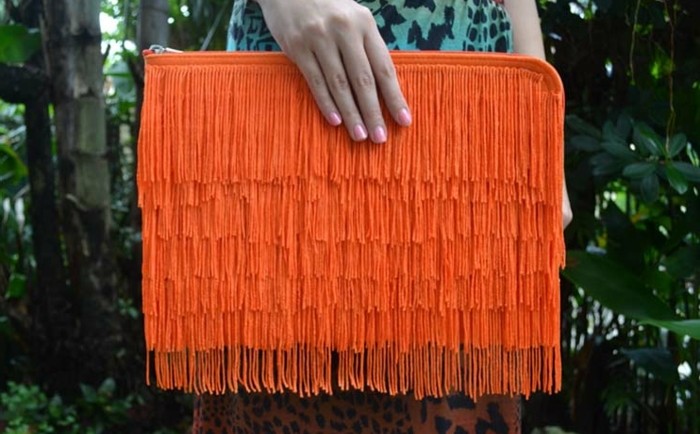 exemple-de-pochette-a-frange-couleur-orange-diy-accessoire-pochette-de-soirée-femme-à-combiner-avec-une-tenue-chic