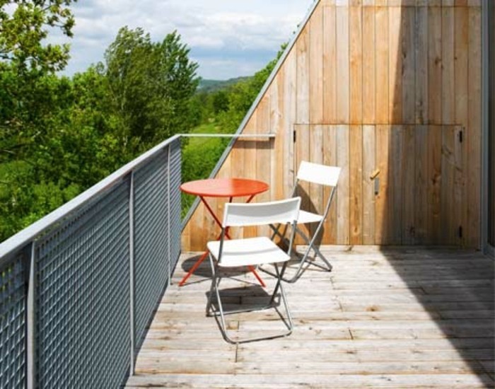 petite terrasse tropézienne simple, chaises pliantes en métal, petite table rouge, modèle de terrasse en bois