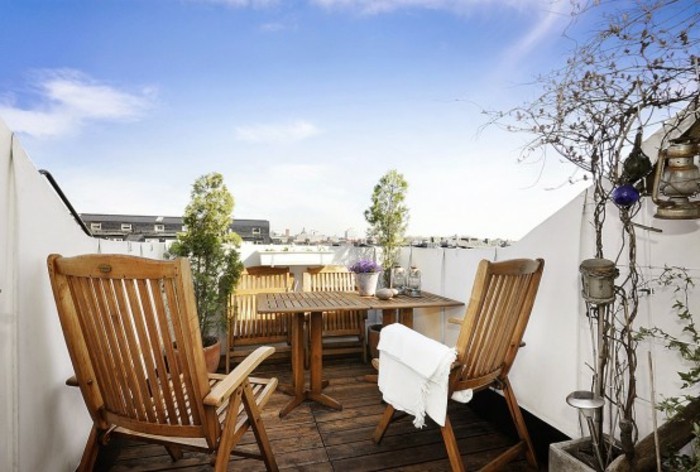 table en bois et chaises pliantes, terrasse tropezienne composite, plantes, idée amenagement petite terrasse