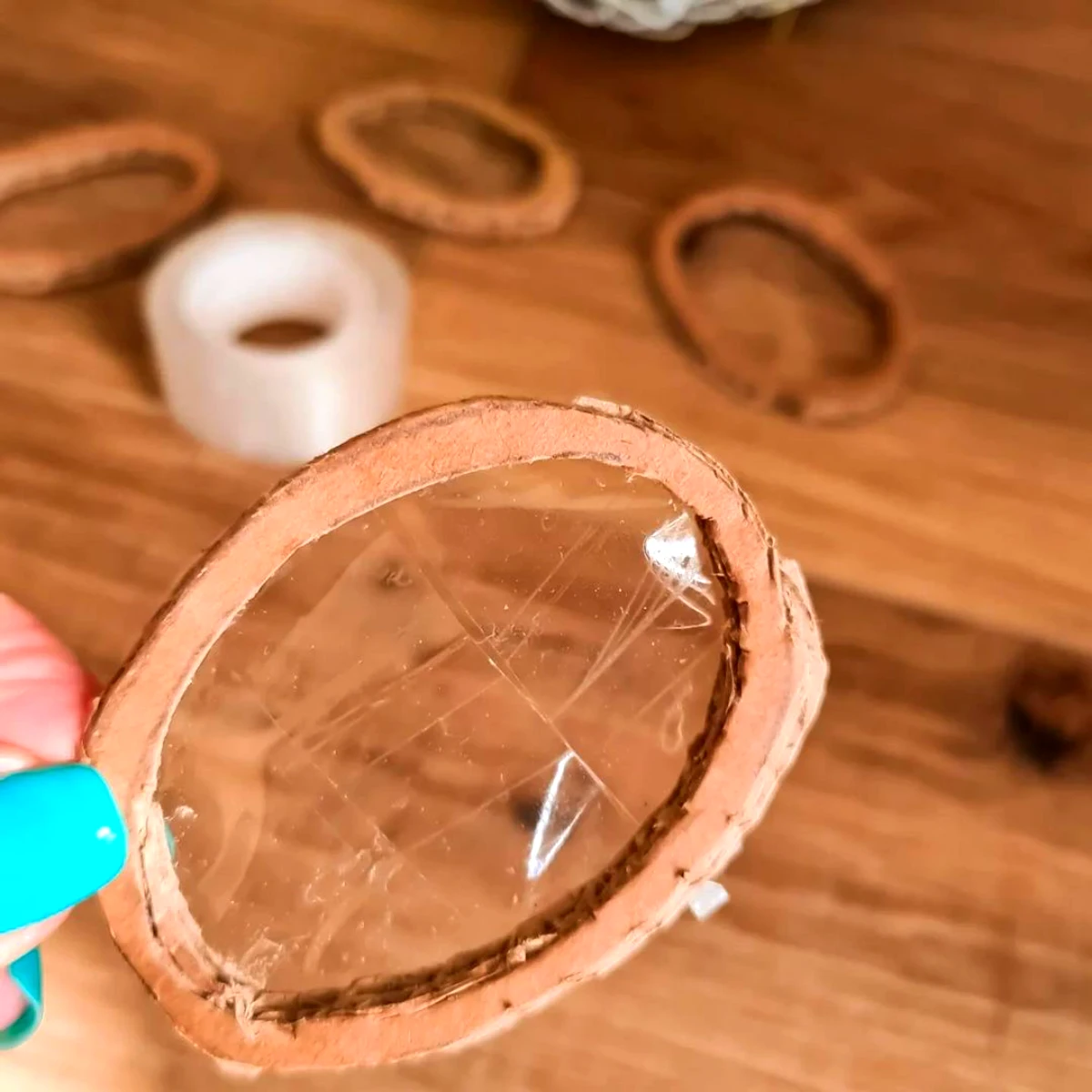 fabriquer des ronds de carton avec du skotch table en bois