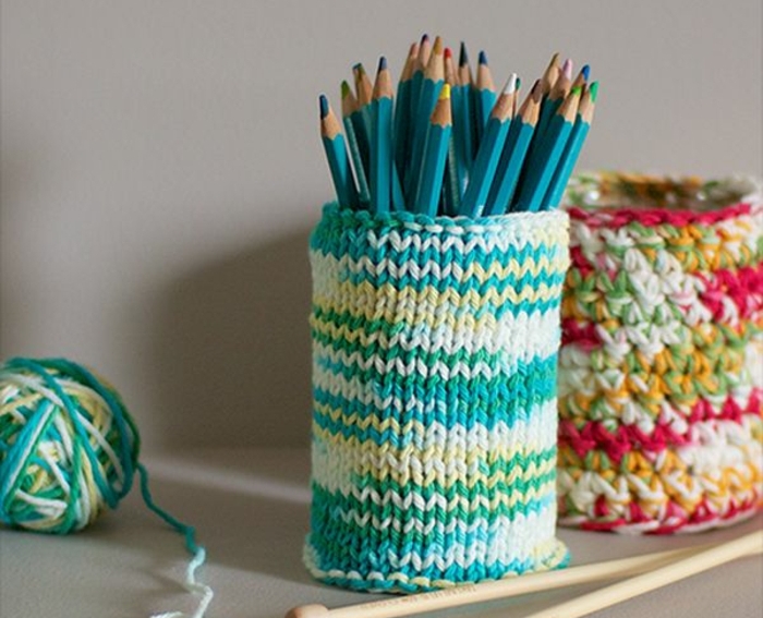 fabriquer-un-pot-à-crayon-en-laine-a-couleurs-diverses-idée-activité-créative-adulte-rangement-pour-crayons-et-stylos-diy