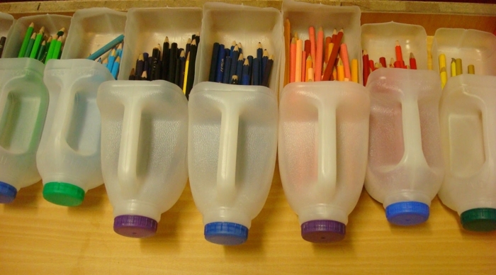 fabriquer-un-pot-à-crayon-idée-rangement-pour-vos-crayons-en-couleur-boites-de-jus-en-plastique