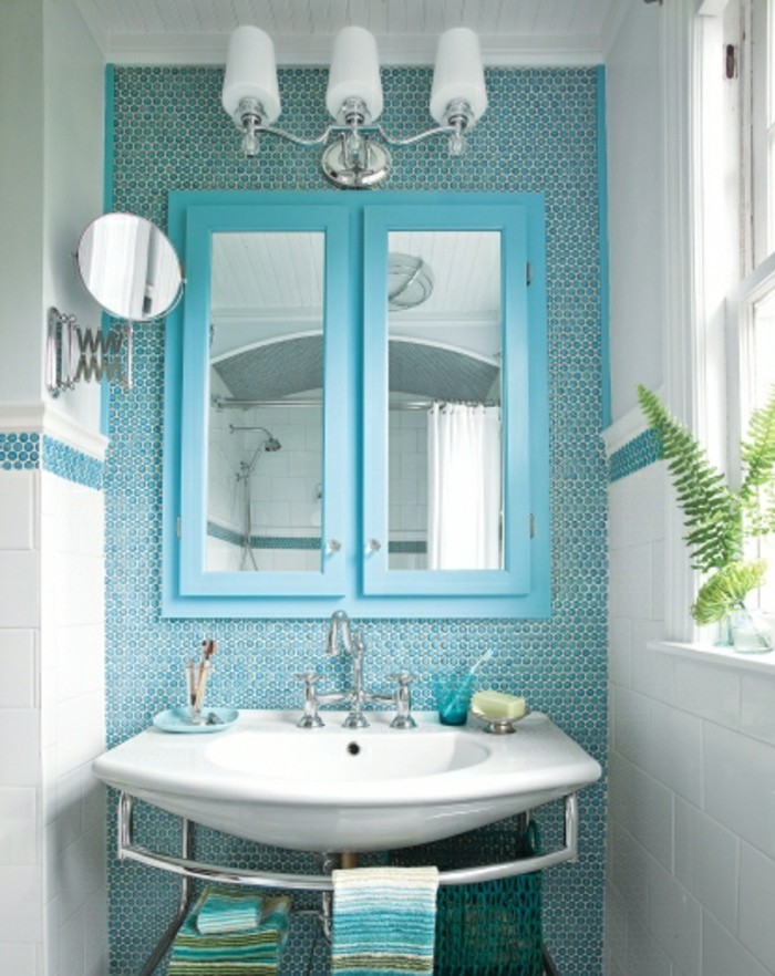 faience-salle-de-bain-turquoise-deco-blanc-lavabo-fleurs-vertes-serviette-marine