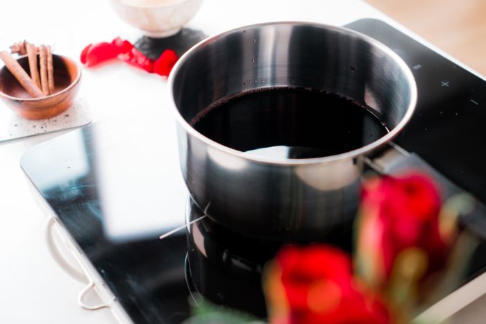 faire chaiuffer du vin rouge pour réaliser des poires pochées faciles pour votre repas romantique simple