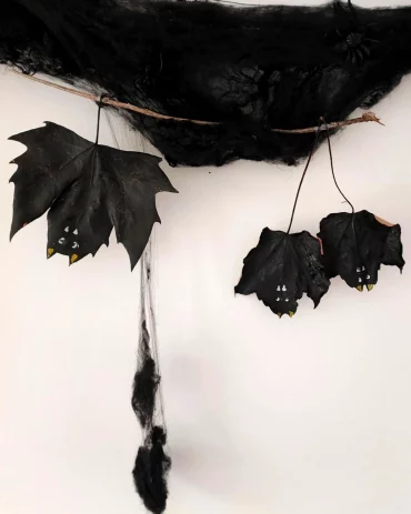 faire des chauves souris avec des feuilles peintes en noir