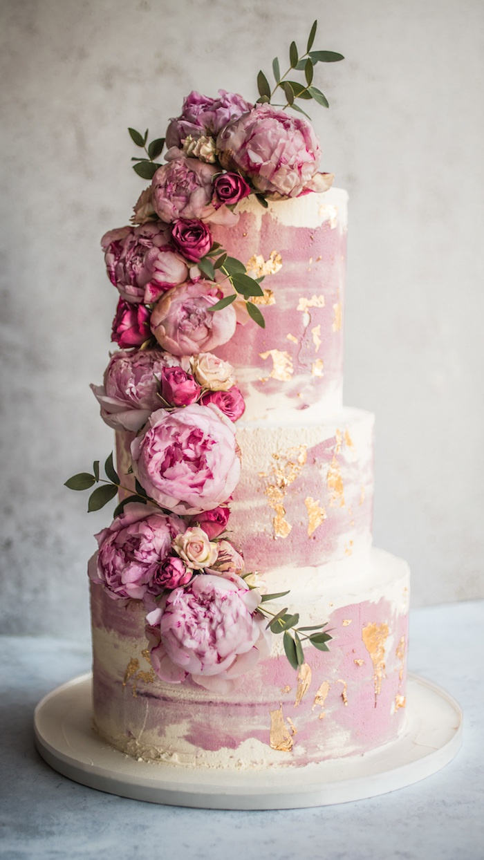 guirlande de fleurs fraiches rose pour decorer gateau de mariage en rose et blanc avec motifs dorés simples