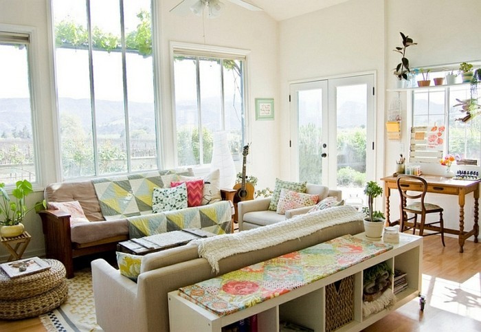aménager son salon, tapis beige, murs blancs, grandes fenêtres, plantes vertes
