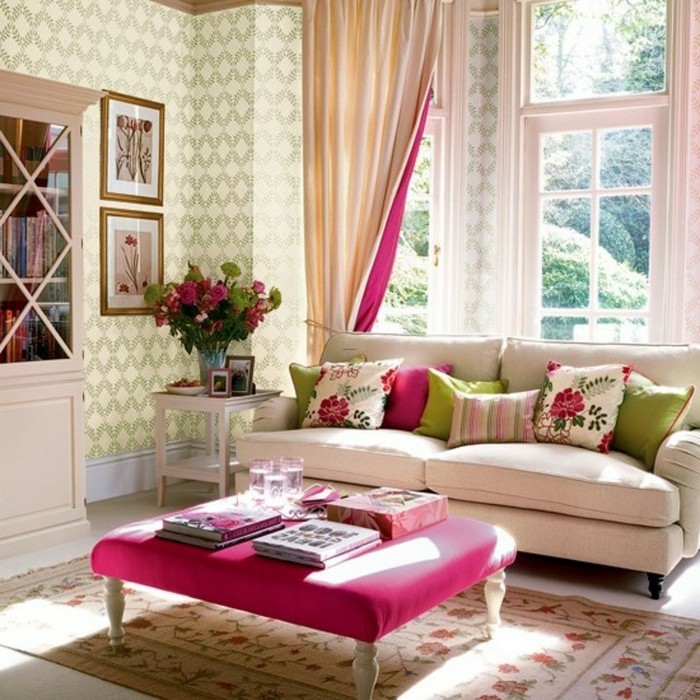 feng shui couleurs, table rose, murs en papier peint vert, bibliothèque pastel
