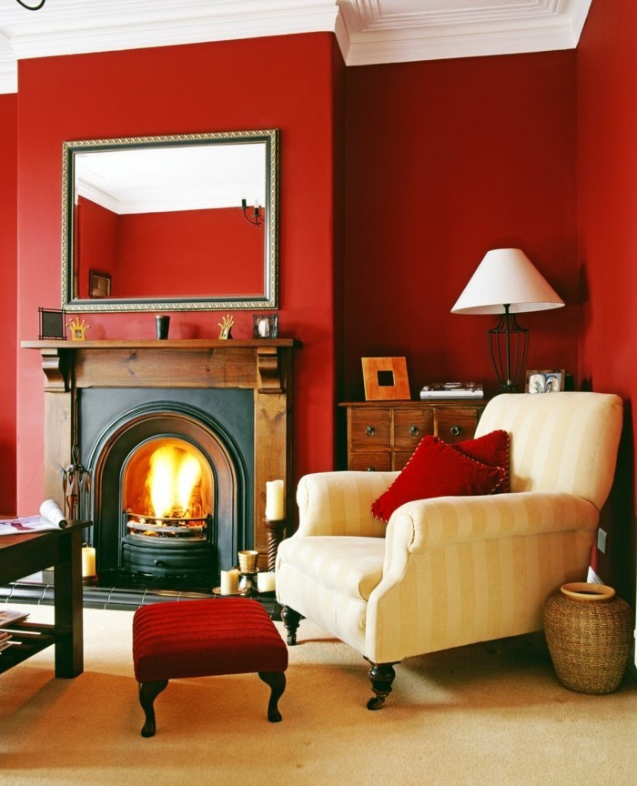 déco zen, murs rouges, plafond blanc, fauteuil beige, manteau de cheminée en bois