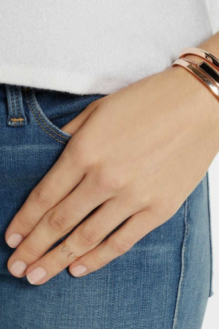 une fine bague en or rose, anneau de phalange réglable associé à un bracelet élégant