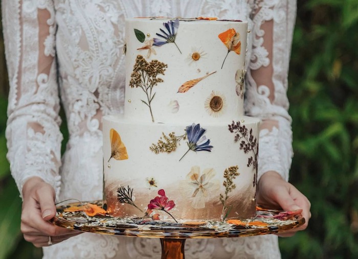 fleurs pressées comestibles pour decorer un gateau de mariage original en blanc et base marron