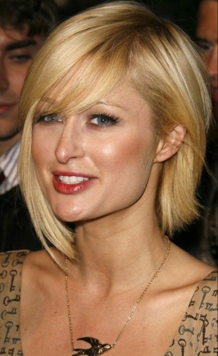 frange asymétrique, coiffure moderne effilée sur cheveux blonds 