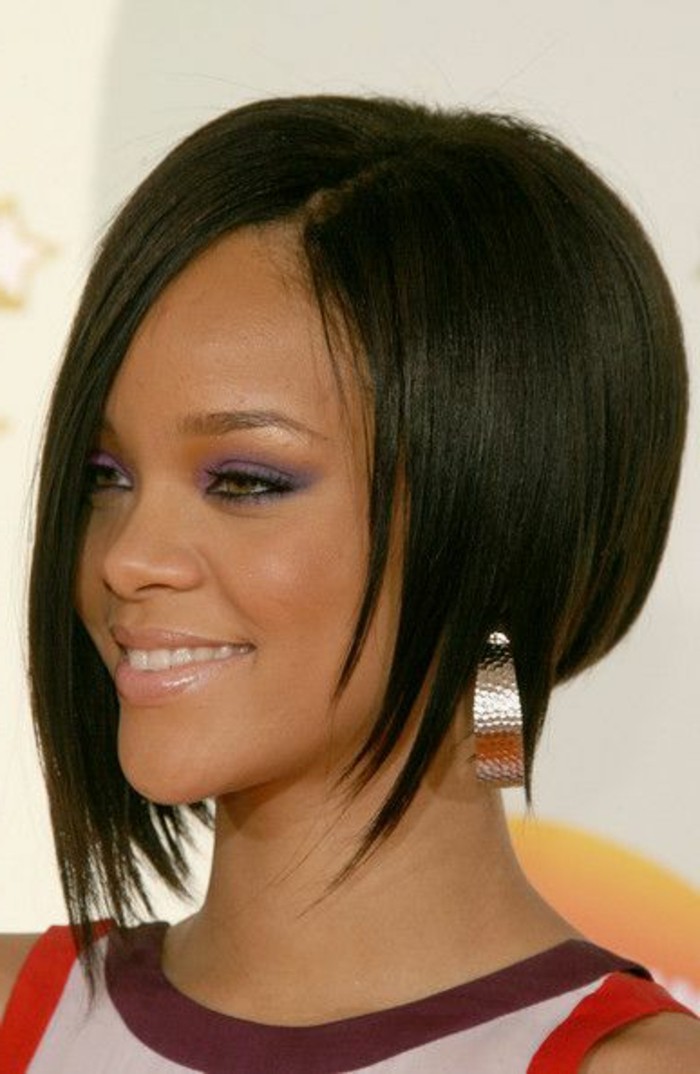frange déstructurée, Rihanna avec une frange longue asymétrique 