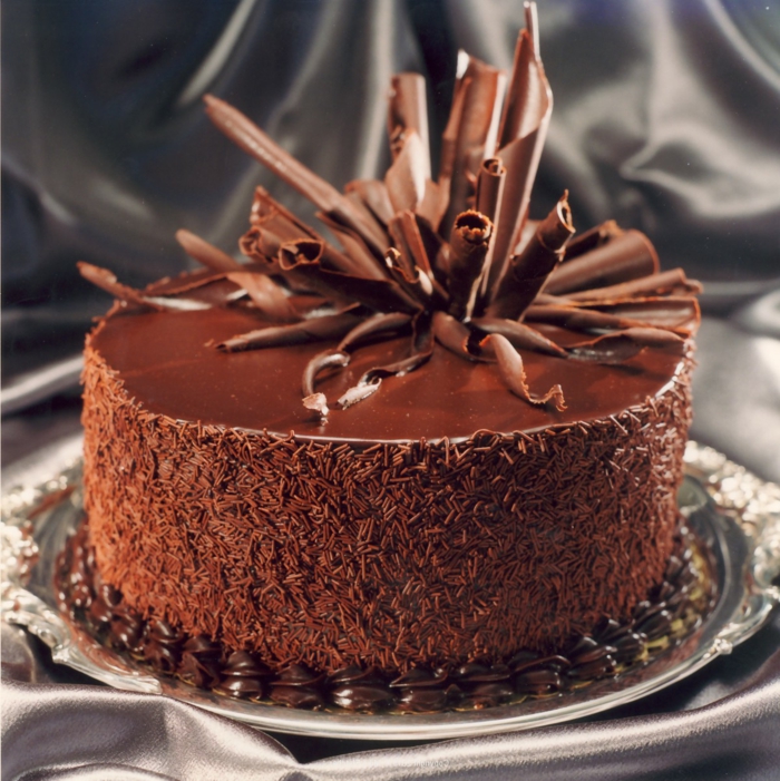 gateau-au-chocolat-decor-chocolat-copeaux-et-volutes-au-chocolat-idée-pour-réaliser-une-décoration chocolat-classique