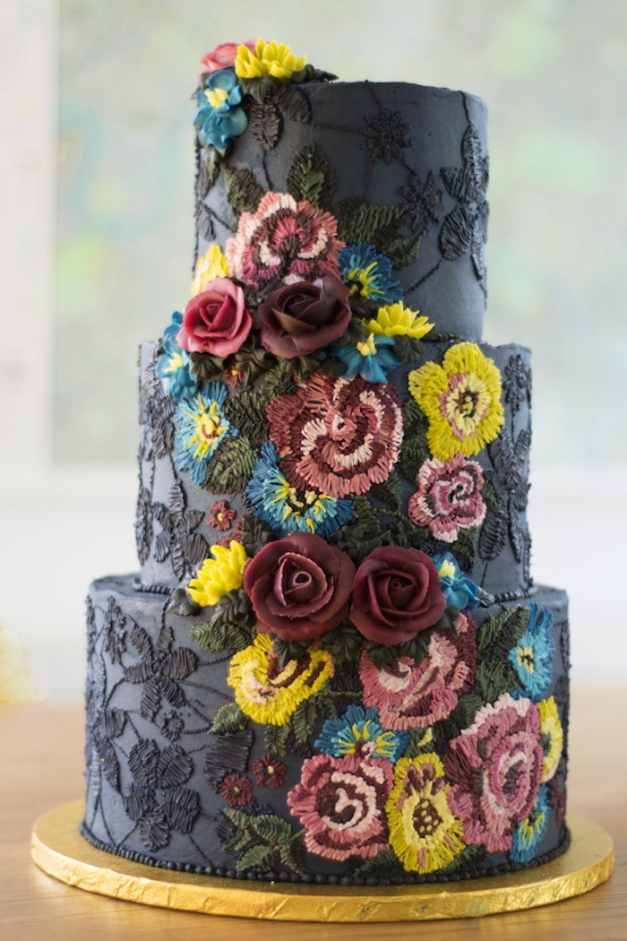 modele de gateau de mariage original broderie fleurs colorées sur fond noir, art d ela patisserie avec creme au beurre