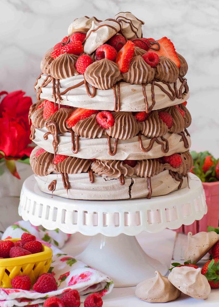 gâteau d anniversaire originale pavlova avec des meringues, creme au chocolat et decoration de fraises et framboises fraiches