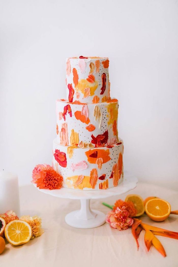 touches de crème abstraites de couleur orange, rose, rouge et jaune sur fond creme blanche, deco gateau style tropical