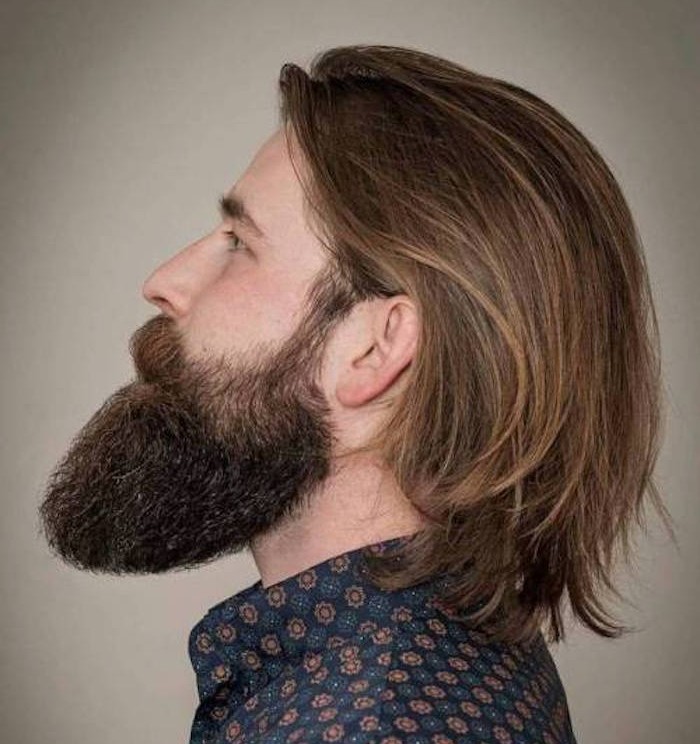 style hipster homme avec barbe et cheveux mi longs