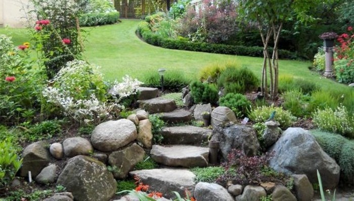 idee-amenagement-jardin-vert-rocaille-fleurie-avec-un-escalier-en-bois-plantes-vertes-et-fleurs