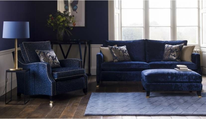 idee-comment-amenager-un-salon-indigo-table-canapé-fauteuil-peinture-murale-couleur-indigo-tapis-et-lampe-violet