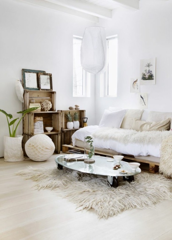 canapé cocooning, murs blancs, plafond avec poutre en bois, tapis en fausse fourrure