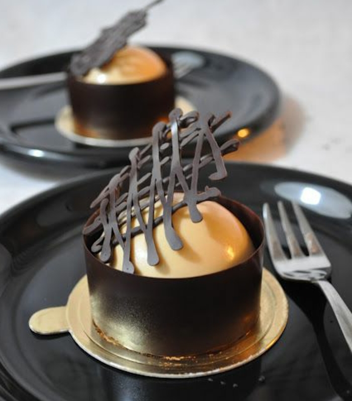 idee-deco-dessert-mousse-au-chocolat-plaque-grillage-chocolat-comment-faire-des-décors-en-chocolat