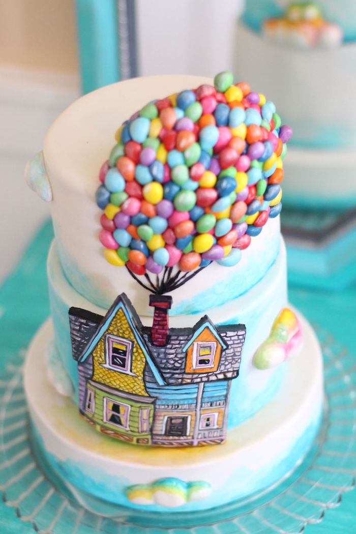 gateau theme idespicable me avec maison de sucre et ballons colorées en bonbons m&m, gateau d anniversaire enfant en 3 couches