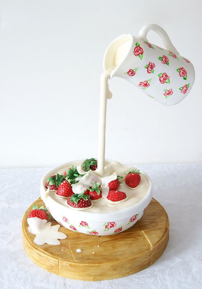 faire un gateau insolite, gateau gravitation en coupelle blanche avec lait et fraises, idee gateau d anniversaire adulte original