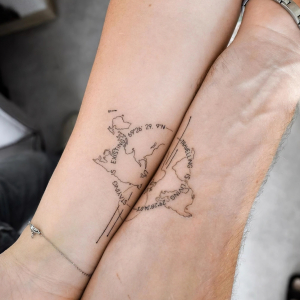 idee tattoo couple voyage carte monde coordonnes boussole