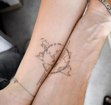 idee tattoo couple voyage carte monde coordonnes boussole