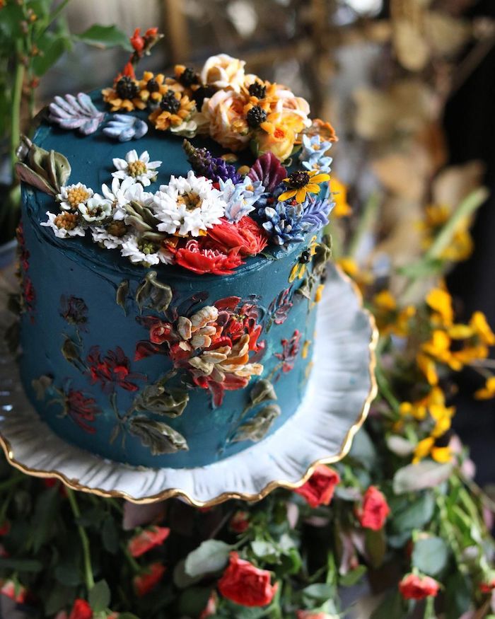 beau gateau simple et original avec creme bleu marine et decoration de fleurs en creme beurre, gateau fleuri exemple