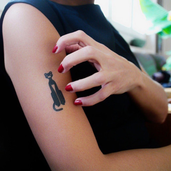 idée tatouage chat panthère noire bras femme temporaire