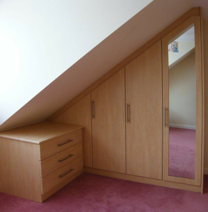 meuble sous comble en bois, armoire sous pente à différents niveaux, placard, miroir intégré dans une armoire