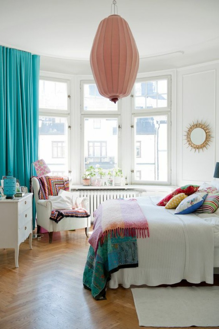 couleur chambre parental, fauteuil blanc, couverture ethnique, rideaux turquoise