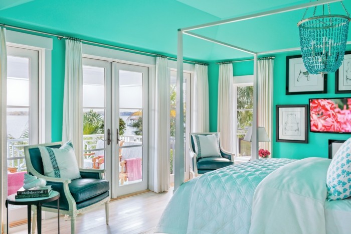 chambre turquoise, vue sur la mer, fauteil en cuir et bois, plafond turquoise