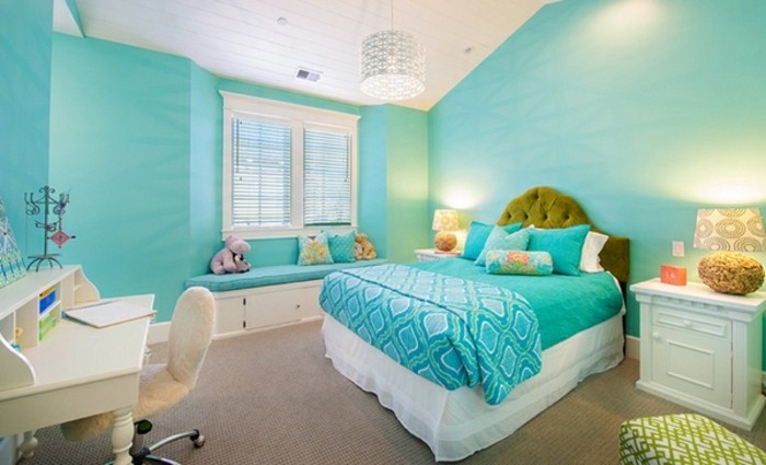 chambre turquoise, bureau blanc, tête de lit kaki, murs turquoise, plafond blanc
