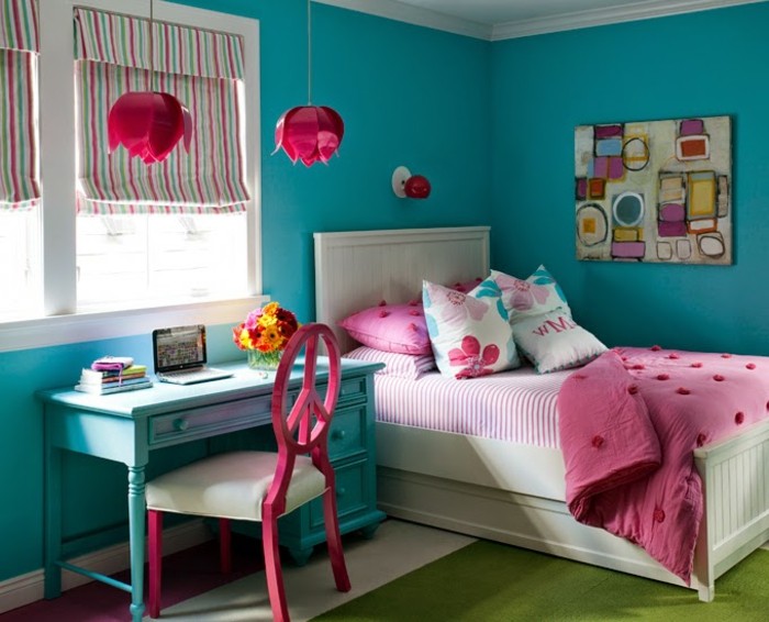 chambre turquoise, chaise en bois, couverture de lit rose, stores multicolores, murs turquoises