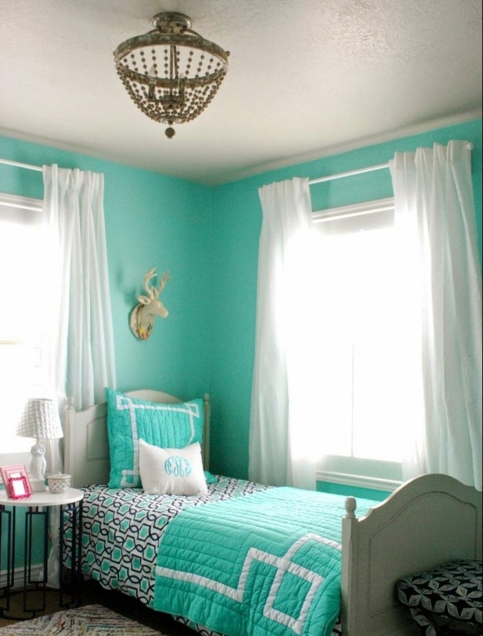 chambre turquoise, tapis multicolore, rideaux blancs, lampe de chevet, couverture de lit turquoise