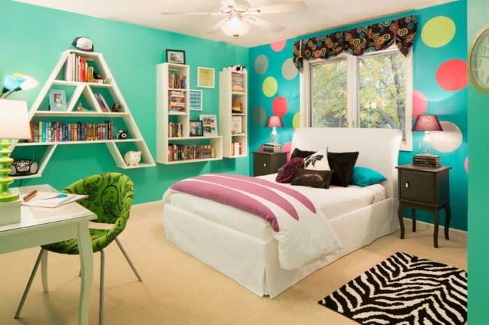 chambre turquoise, étagère forme lettres, cercles multicolore, papier peint chambre d'enfant