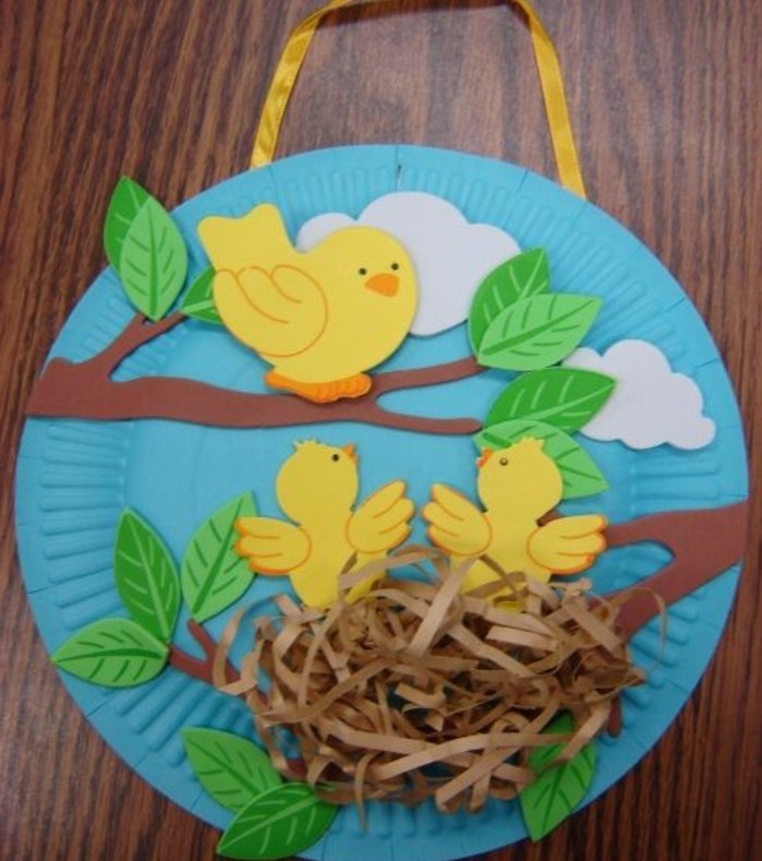 idée-d-activité-manuelle-primaire-assiette-en-carton-bleue-decoration-oiseaux-nid-et-branches-d-arbre-en-carton-activité-créative-de-printemps-sympa