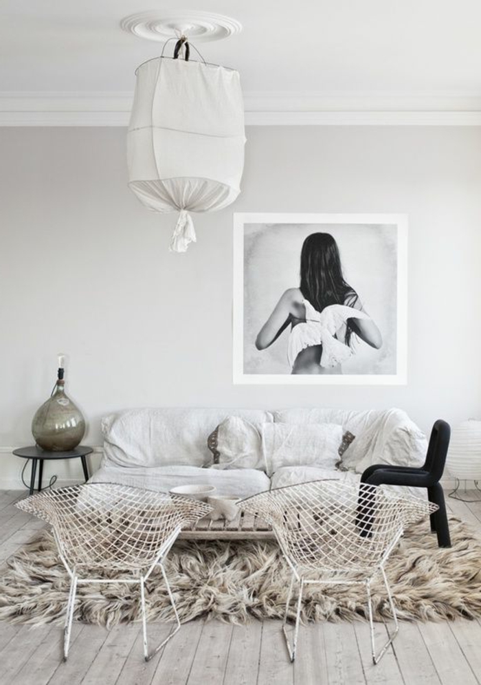 amenagement salon, tapis en fausse fourrure, murs blancs, photo blanc et noir, chaise noire