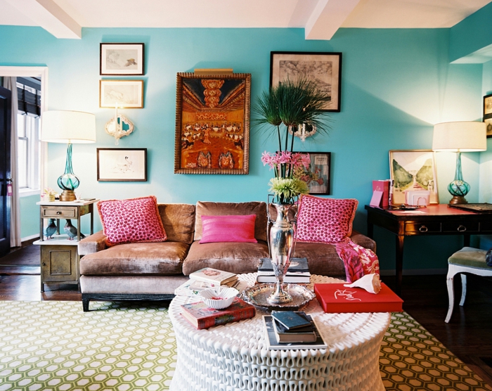 décoration intérieure salon, tapis blanc et vert, mur turquoise, canapé marron, coussins rose