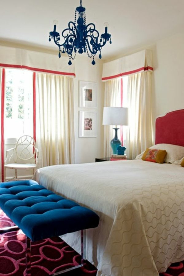 interieur-deco-chambre-adulte-bleu-paon-une-chambre-à-coucher-lustre-baroque