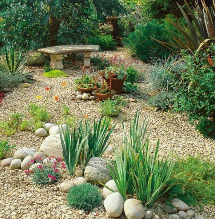 jardin-printanier-envahi-de-végétation-verte-des-galets-et-grosse-pierre-decoration-jardin-arbustes-et-fleurs