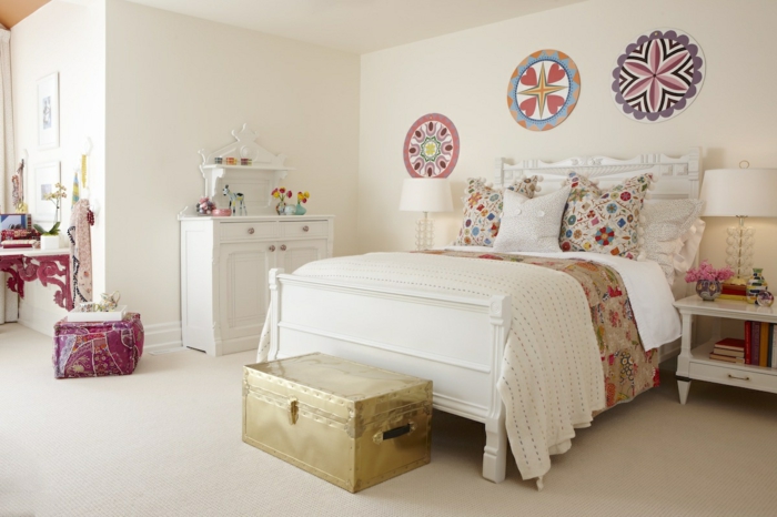 jolie-chambre-ado-fille-déco-motifs-floraux-meubles-vintage-blanc