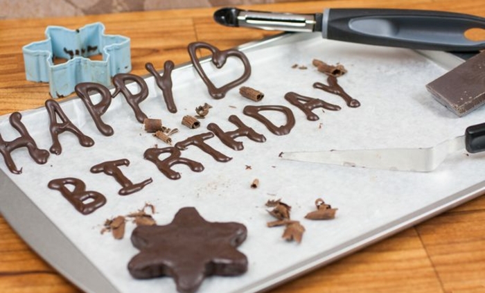 joyeux-anniversaire-message-écrit-en-lettres-en-chocolat-idée-comment-faire-des-décors-en-chocolat-soi-meme