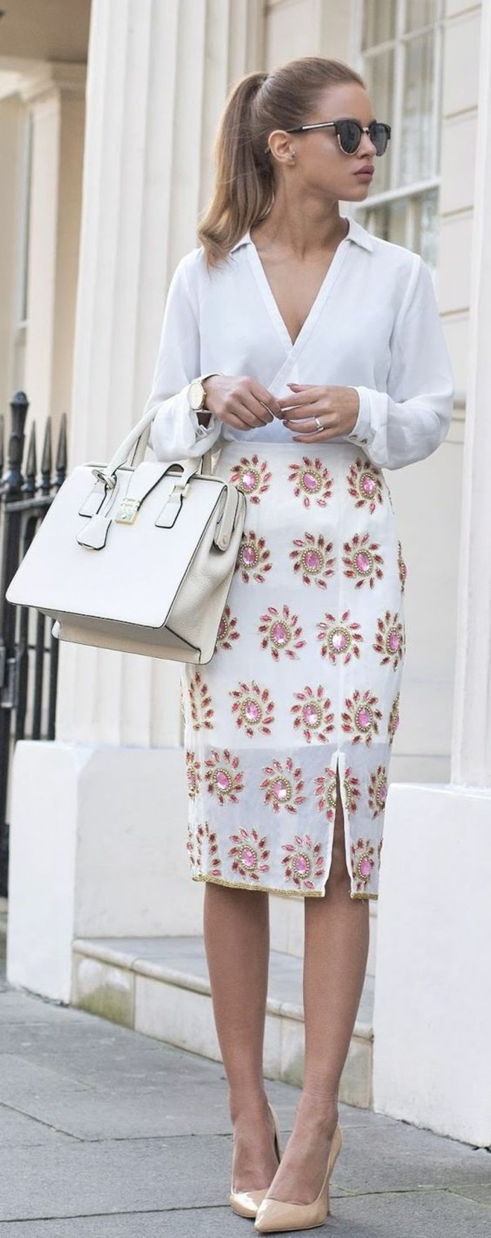 jupe taille haute avec fente latérale des fleurs Swarovski sur fond blanc